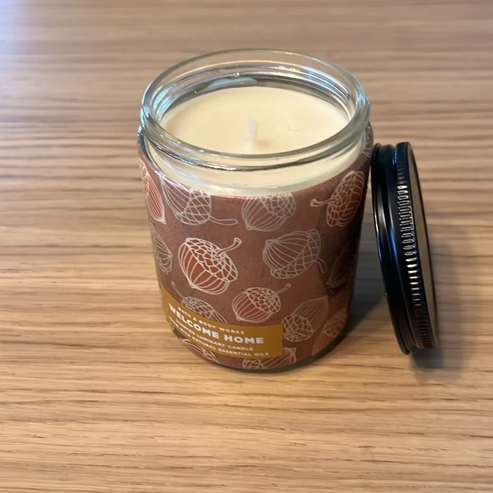 Bath & Body Works Single Wick Candle. Welcome Home.